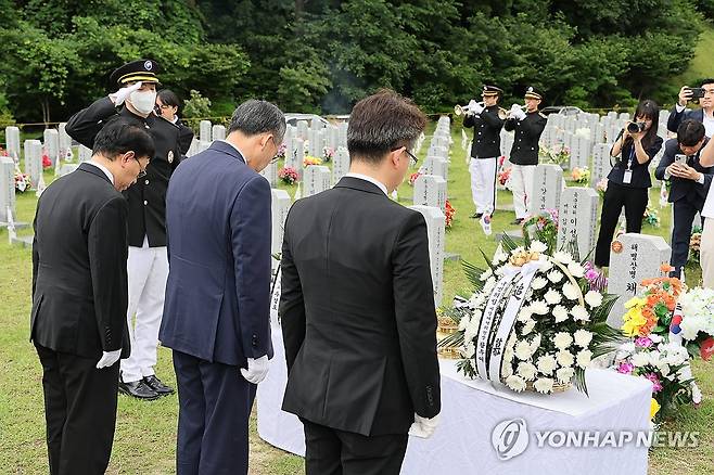 채상병 순직 1주기 앞두고 묘소 참배하는 국민의힘 지도부 (서울=연합뉴스) 국민의힘 추경호 원내대표를 비롯한 지도부가 15일 국립대전현충원을 방문, 순직 1주기를 앞둔 채수근 상병의 묘소를 참배하고 있다. 2024.7.15 [국민의힘 제공. 재판매 및 DB 금지] photo@yna.co.kr