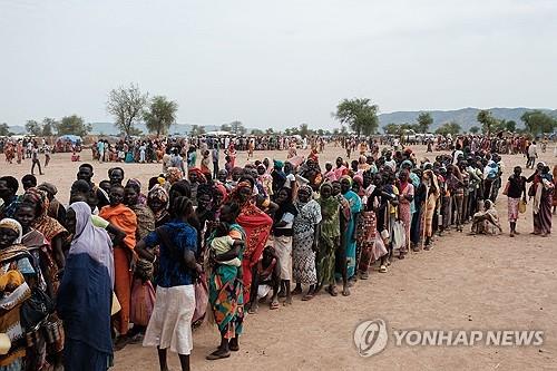 식량 배급 줄 서 있는 수단 내전 국내 실향민 지난 6월 17일(현지시간) 수단 노스코르도판 아가리 지역의 국내 실향민 캠프에서 식량 배급을 받기 위해 피란민들이 줄 서 있는 모습. [AFP 연합뉴스 자료사진. 재판매 및 DB 금지]