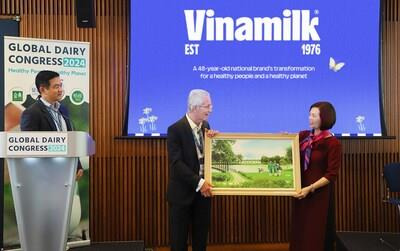 Vinamilk's representative presented the painting of Vinamilk Green Farm to Mr. Richard Hall (PRNewsfoto/Vinamilk)