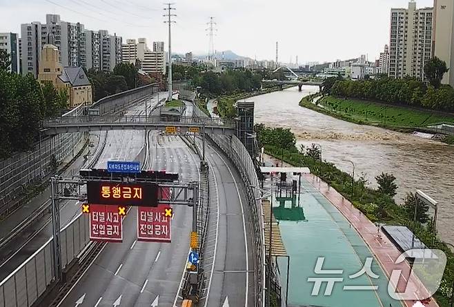 서울지역에 호우특보가 내려진 17일 오전 서울 동부간선도로 상계교-노원교 구간이 통제돼 있다. (서울시설공단 제공) 2024.7.17/뉴스1