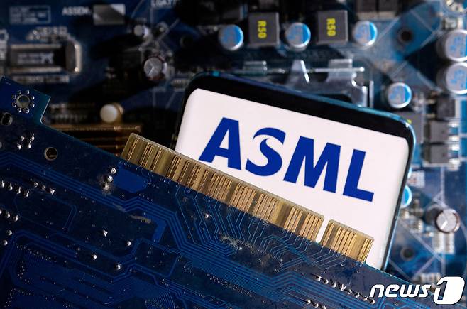 네덜란드 반도체 장비업체 ASML 로고. ⓒ 로이터=뉴스1 ⓒ News1