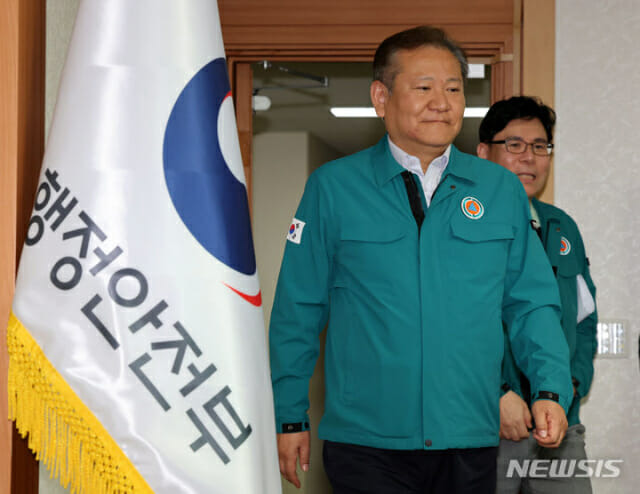 정부서울청사에서 열린 지방행정전산서비스장애 대책본부 회의에 참석한 이상민 행정안전부 장관.(사진=뉴시스)