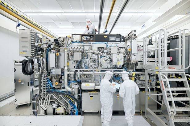 네덜란드 반도체 장비업체 ASML 직원들이 장비를 살펴보고 있다. /ASML