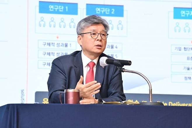 17일 KIST 본원에서 열린 오상록 KIST 원장 취임 100일 기념 기자간담회에서 오 원장이 발언하고 있다. KIST 제공