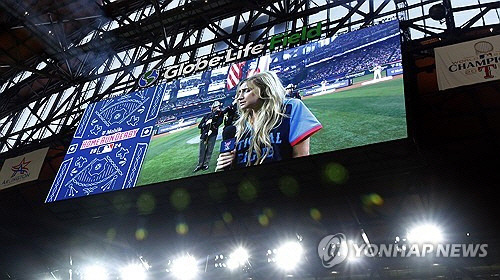 15일(현지시간) MLB 홈런더비 경기에서 국가 부르는 잉그리드 앤드레스  [AP=연합뉴스]