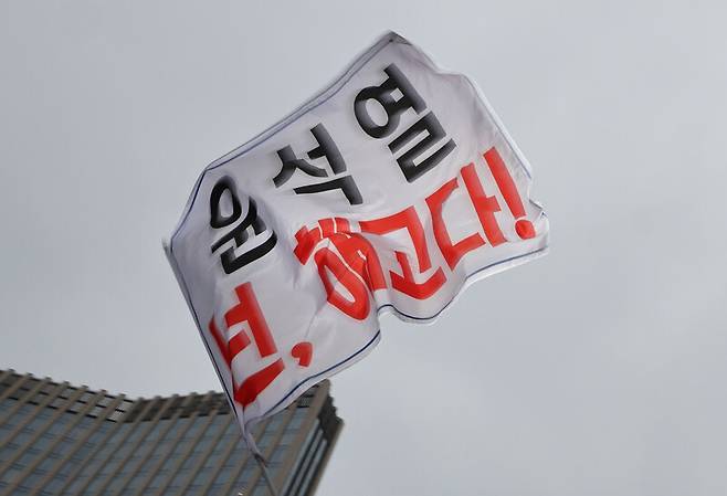 지난 6일 저녁 서울 숭례문 일대에서 열린 촛불대행진에서 한 참가자가 ‘윤석열, 넌 해고다’라고 적은 대형 깃발을 흔들고 있다. 백소아 기자 thanks@hani.co.kr