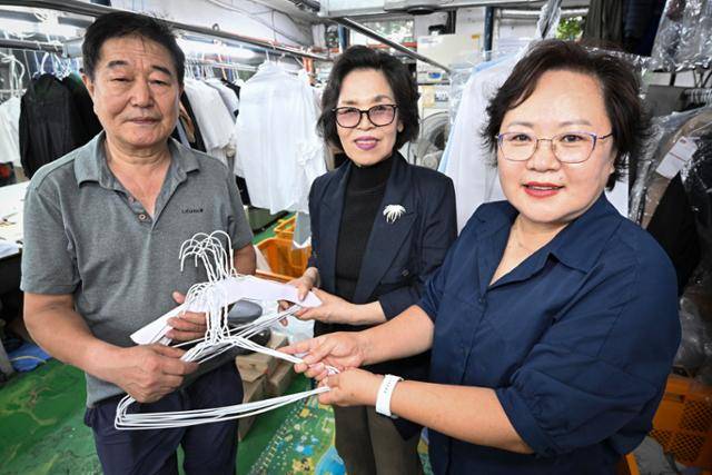 미도세탁소에서 김순금(가운데) 푸른서초환경실천단 단장과 나영란 반포4동 단장이 세탁소 사장님에게 세탁소 옷걸이를 전달하며 기념 촬영을 하고 있습니다. 가게 업종마다 조금씩 차이는 있지만 주로 세탁소·수선집·정육점 같은 탄소제로샵을 통한 자원 재사용에는 여성 주부들의 참여가 활발하다고 해요. 카페 등에서는 한 번 쓰고 버려지는 커피 트레이를 전달하는 2030세대도 꽤 있다고 합니다. 정다빈 기자