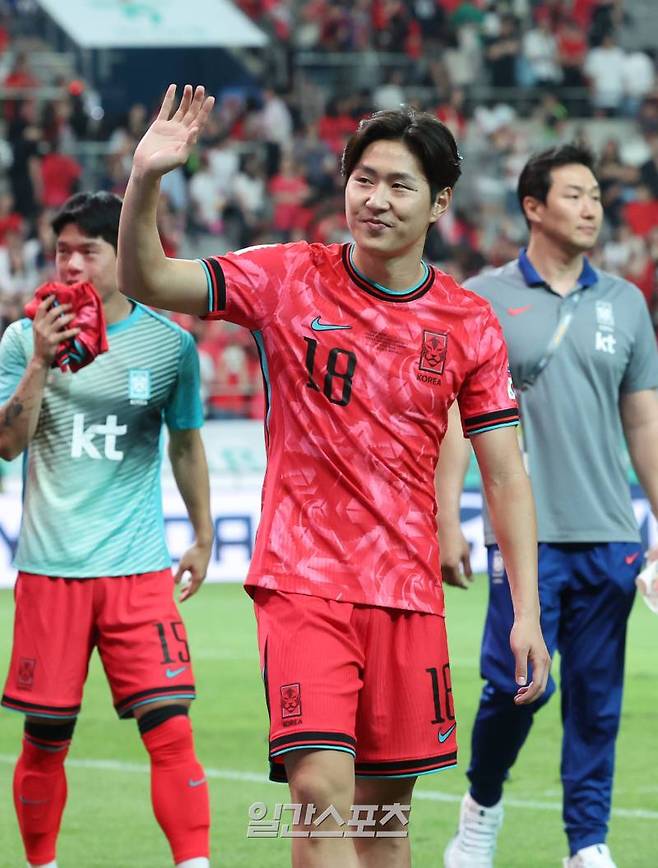 김도훈 임시감독이 이끄는 한국축구대표팀이 11일 오후 서울월드컵경기장에서 중국을 상대로 2026 FIFA 북중미월드컵 아시아지역 2차 예선 C조 최종전을 펼쳤다. 한국이 1-0 승리했다. 경기종료후 이강인 등 선수들이 팬들에게 손을 흔들고있다. 상암=정시종 기자 capa@edaily.co.kr /2024.06.11.