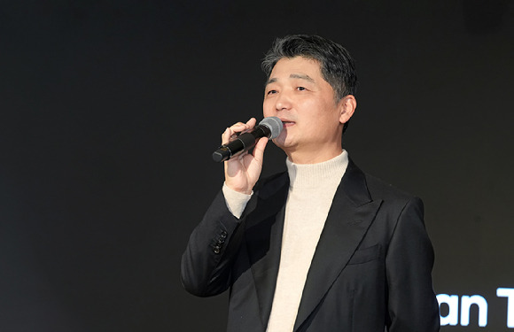 11일 오후 경기도 성남시 카카오 판교 사옥에서 진행된 임직원과의 간담회에서 창업자 김범수 경영쇄신위원장이 발표하고 있다. [사진=카카오]