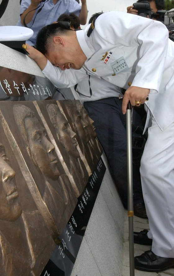 이희완 차관은 지난 2003년 국군수도병원에서 1년만에 퇴원하자마자 경기도 평택 해군 제2함대 사령부 충무동산의 '서해교전 전적비'(이명박 정부 이후 '제2연평해전 전승비'로 바뀜)를 찾았다. 연합뉴스