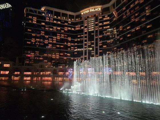 윈 팰리스 호텔 케이블카를 타고 내려가면서 바라보는 분수쇼. 화요일부터 일요일 오후 7~10시 사이에는 20분마다 음악에 맞춰 분수쇼가 펼쳐진다.