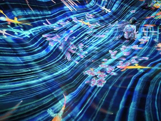 베네시안 마카오에서 진행 중인 전시회 팀랩 '슈퍼네이처'. 아이들이 입체적인 전시를 경험할 수 있다.