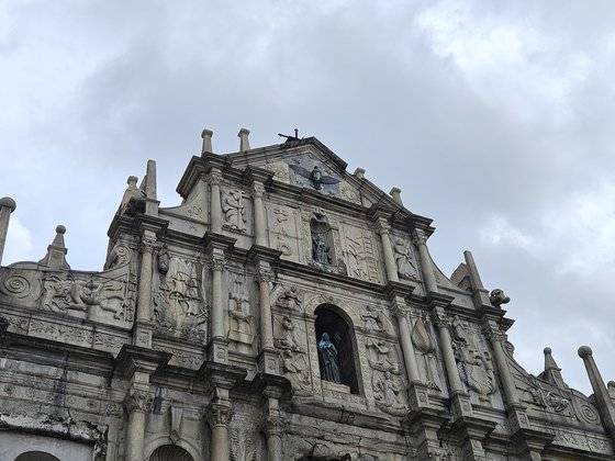 17세기에 지어진 성 바울 성당 유적. 2005년 유네스코 세계문화유산으로 등재됐다. 잦은 화재로 현재는 건물 정면만 남아있다.