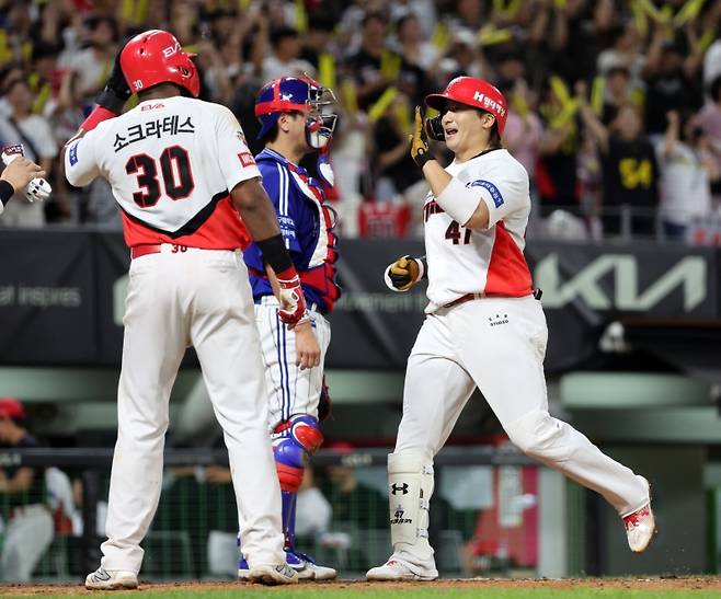 ▲ 환영받는 만루홈런 타자 나성범 [연합뉴스]&nbsp;