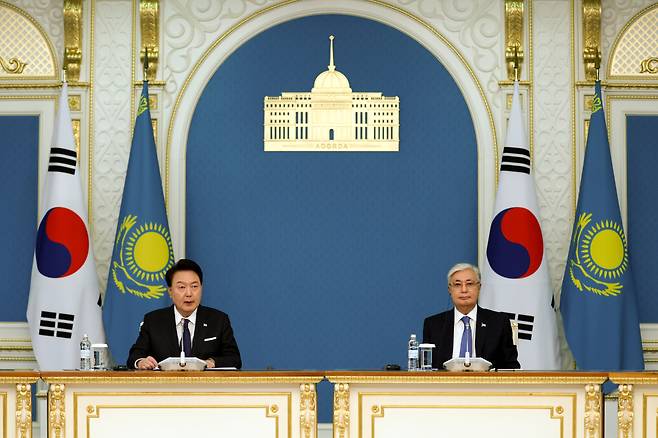 President Yoon Suk Yeol (left) and Kazakh President Kassym-Jomart Tokayev attend a joint press briefing after their summit at the presidential palace in Astana, Kazakhstan, on June 12, 2024. (Joint Press Corps via Newsis)