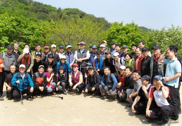 윤여표(앞줄 왼쪽 여섯 번째) 전 식약청장과 식약청 직원들이 산행을 하고 있다. 윤 전 청장 제공
