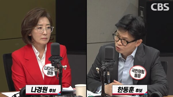 ▲한동훈 전 국민의힘 비상대책위원장이 17일 오전 CBS 라디오 김현정의 뉴스쇼가 방송한 당 대표 후보 라디오 토론회에서 나경훈 후보를 상대로 과거 패스트트랙 사건 공소취소 요청을 한 일을 폭로하고 있다. 사진=CBS 뉴스쇼 영상 갈무리