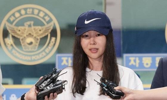 민희진 어도어 대표가 지난 9일 오후 ‘업무상 배임’ 혐의 관련 첫 소환 조사를 마친 뒤 서울 용산경찰서를 나서며 취재진 질문에 답하고 있다. [연합뉴스]