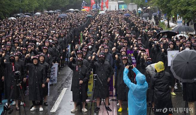 (화성=뉴스1) 이재명 기자 = 전국삼성전자노동조합 조합원들이 8일 오전 경기도 화성시 반월동 삼성전자 화성사업장에서 열린 총파업 결의대회에서 구호를 외치고 있다. 2024.7.8/뉴스1  Copyright (C) 뉴스1. All rights reserved. 무단 전재 및 재배포,  AI학습 이용 금지. /사진=(화성=뉴스1) 이재명 기자