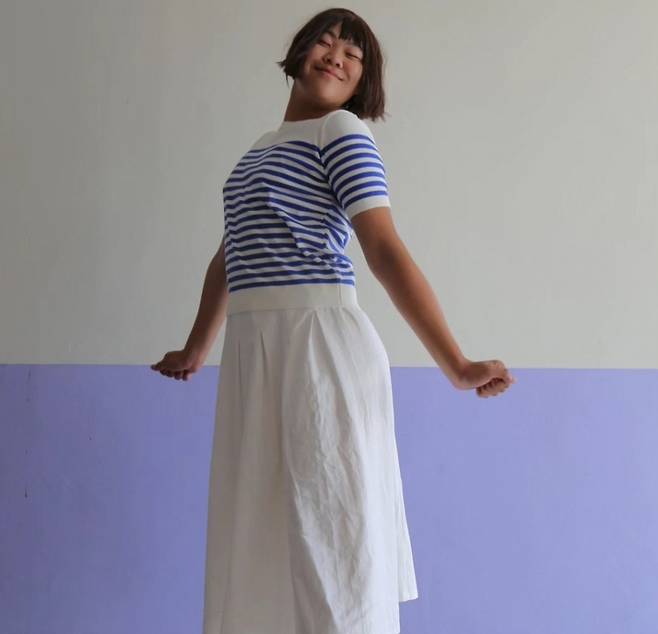 17일 의정부고 방송부 UHBS는 이날 SNS(소셜네트워크서비스)에 고3 학생들의 졸업사진을 공개했다. 사진은 뉴진스 멤버 하니가 지난달 일본 도쿄돔에서 열린 뉴진스 일본 팬미팅에서 마츠다 세이코의 '푸른 산호초'를 부를 당시를 한 학생이 패러디한 모습. /사진=의정부고 방송부 UHBS 인스타그램