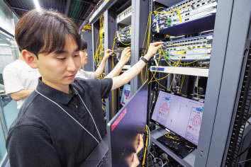 KT 임직원이 네트워크에 도입하는 콤보 인터넷 기술을 점검하고 있다. [KT 제공]