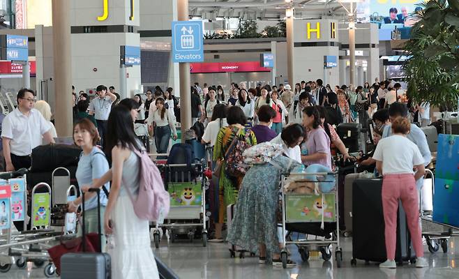 16일 인천국제공항 제1여객터미널 출국장에서 여름 휴가철을 맞아 해외로 출국하려는 여행객들이 탑승수속을 위해 기다리고 있다. [연합]