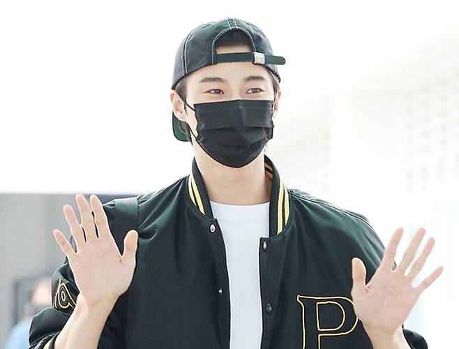 배우 변우석이 지난 12일 해외 일정 참석을 위해 인천국제공항을 통해 홍콩으로 출국하고 있다. 한윤종 기자