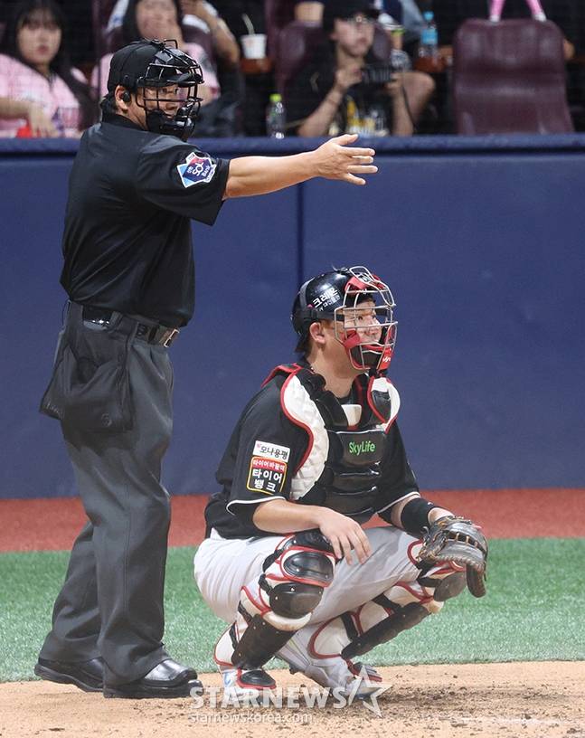 '2024 신한 SOL 뱅크 KBO리그' 키움-KT전이 16일 서울 고척스카이돔에서 열렸다.  KT 포수 장성우가 피치컴 시범도입 첫날, 무릎에 설치된 피치컴을 통해 선발 벤자민과 소통하고 있다.