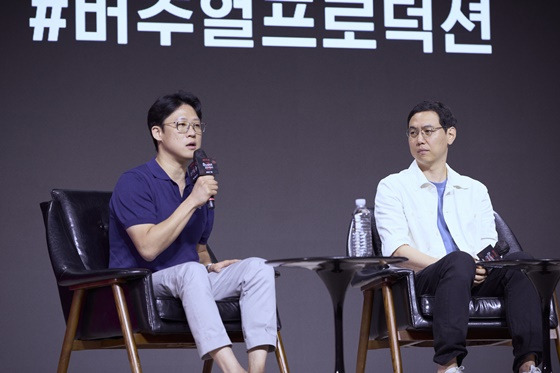 왼쪽부터 하정수 넷플릭스 한국 프로덕션 총괄, 이기오 넷플릭스 한국 콘텐츠 디렉터