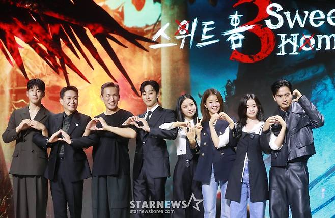 배우김무열, 오정세, 유오성, 진영, 고민시, 이시영, 김시아, 이진욱이 17일 오전 서울 JW 메리어트 동대문 스퀘어에서 진행된 넷플릭스 오리지널 시리즈 '스위트홈' 시즌3 제작발표회에 참석해 포즈를 취하고 있다.  괴물화의 끝이자 신인류의 시작을 비로소 맞이하게 된 세상, 괴물과 인간의 모호한 경계 사이에서 선택의 기로에 놓인 이들의 더 처절하고 절박해진 사투를 그린 넷플릭스 시리즈 '스위트홈' 시즌3은 오는 19일 공개된다. /2024.07.17 /사진=이동훈