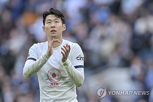 영국의 유럽 축구 이적시장 전문가 벤 제이콥스에 따르면 토트넘은 이번 여름 손흥민을 2026년까지 지키기 위해 계약 기간을 1년 연장하는 옵션을 발동할 예정이며 손흥민이 1년 더 토트넘에서 뛰게 될 것으로 알려졌다. 토트넘은 32세의 손흥민과 장기 재계약을 체결하는 대신 결국 1년 연장하는 데 그칠 것으로 보인다. 연합뉴스