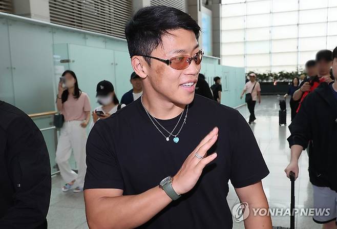 황희찬 출국 (서울=연합뉴스) 이정훈 기자 = 잉글랜드 프로축구 울버햄프턴의 황희찬이 7일 소속팀으로 복귀하기 위해 인천국제공항을 통해 출국하고 있다. 2024.7.7 uwg806@yna.co.kr