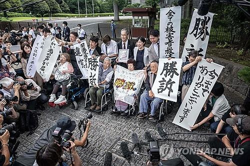 구(舊) 우생보호법 위헌 판결에 기뻐하는 장애인 피해자들 [AFP 연합뉴스 자료사진. 재판매 및 DB 금지]