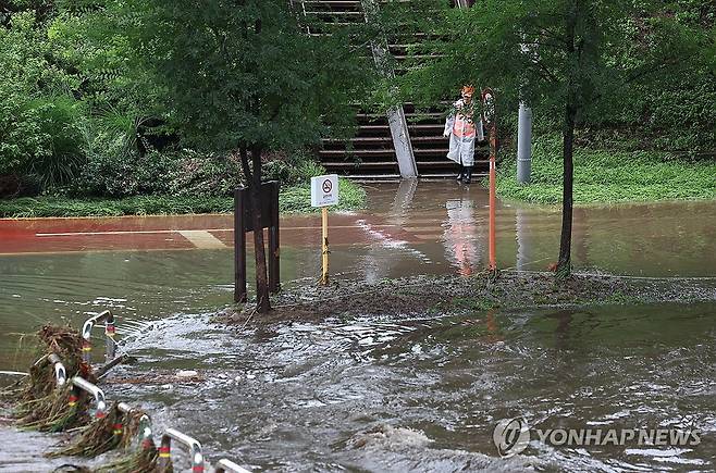 서울 하천 산책로 출입 통제 (서울=연합뉴스) 류영석 기자 = 서울 전역에 호우 경보가 발효된 17일 오전 서울 마포구 성산교 아래 불광천과 홍제천 산책로가 물에 잠겨 있다. 2024.7.17 ondol@yna.co.kr