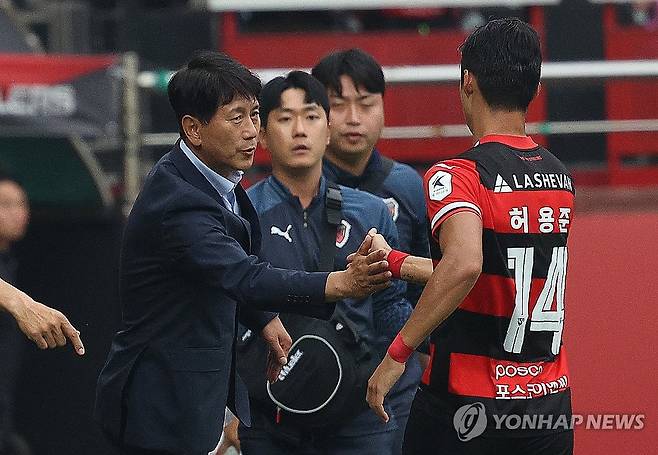 '잘했어' (포항=연합뉴스) 윤관식 기자 = 15일 경북 포항스틸야드에서 열린 프로축구 하나은행 K리그1 2024 포항 스틸러스와 대전 하나 시티즌의 경기. 포항 박태하 감독이 골을 넣은 허용준을 축하하고 있다. 2024.6.15 psik@yna.co.kr