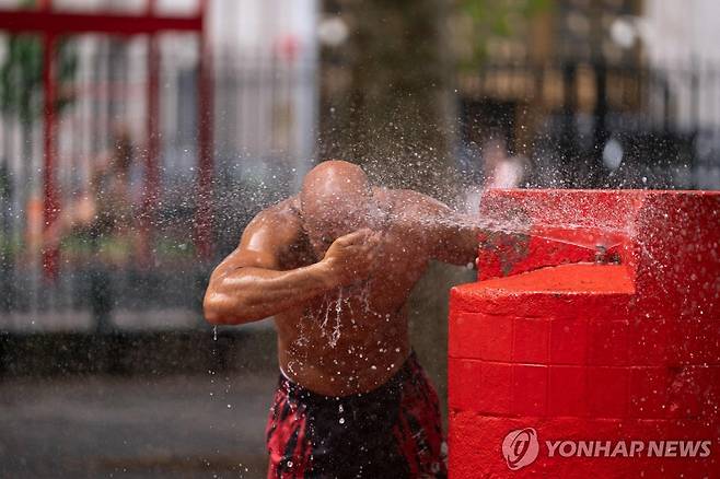 더위 식히는 뉴욕 시민 (뉴욕 AFP=연합뉴스) 15일(현지시간) 무더위가 이어진 뉴욕에서 한 시민이 급수대에서 더위를 식히고 있다. 2024.07.17