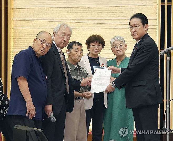 기시다 일본 총리에게 요구서 전달하는 강제 불임수술 피해자들 (도쿄 교도=연합뉴스) 일본에서 장애인이라는 이유로 강제 불임수술을 강요당했던 피해자들이 17일 일본 도쿄 총리관저에서 기시다 후미오 일본 총리(오른쪽)에게 보상과 재발 방지를 촉구하는 요구서를 전달하고 있다. 2024.7.17 photo@yna.co.kr