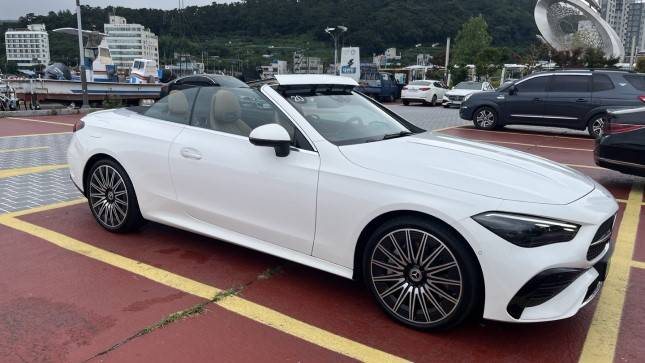 CLE 450 4MATIC 카브리올레 소프트톱을 개방하고 에어캡을 작동한 모습. 앞유리 상단에 올라온 바 형태의 장치가 에어캡이다./사진=정민주기자