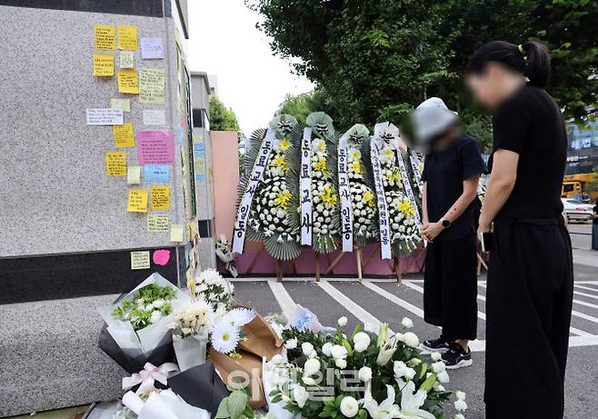 지난해 7월 서초구 서이초등학교 앞에서 시민들이 고인을 추모하고 있다. (사진=노진환 기자)