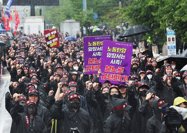 지난 8일 오전 경기도 화성시 삼성전자 화성사업장 앞에서 열린 전국삼성전자노동조합 총파업 결의대회에서 조합원들이 구호를 외치고 있다. (사진=연합뉴스)