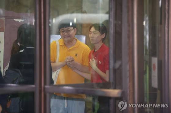 동성 연인 건강보험 피부양자 자격과 관련해 국민건강보험공단을 상대로 제기한 보험료 부과 처분 취소 소송에서 승소한 소성욱씨(가운데)와 김용민씨(오른쪽)가 재판이 열린 서울 서초구 대법원 앞에서 기뻐하고 있다. 〈사진=연합뉴스〉