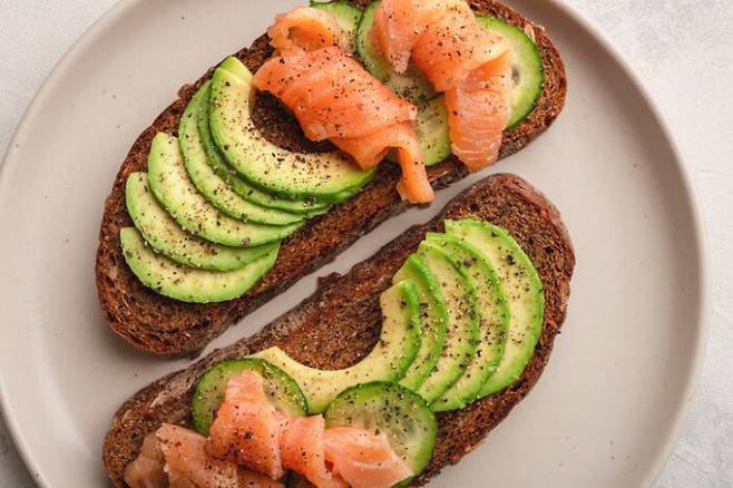 아보카도 연어 등 '슈퍼푸드'를 즐기는 사람이 많다. 하지만 뷔페에서 이런 음식을 산더미처럼 쌓아 놓고 허겁지겁 먹는 사람도 적지 않다. 이런 식습관은 비만을 부른다. 과유불급이다. [사진= 게티이미지뱅크]