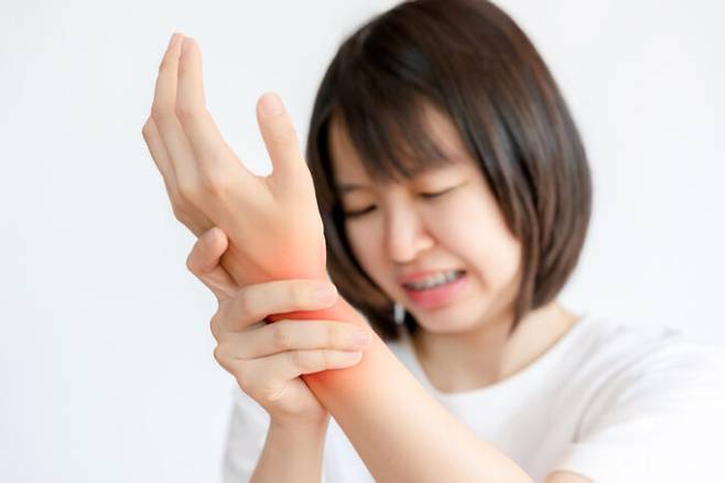 염증은 류마티스관절염 등 만병의 근원이다. 염증을 잡으면 '건강수명'을 25%나 늘릴 수 있는 것으로 나타났다. 이는 생쥐실험에서 염증을 촉진하는 특정 단백질(인터루킨-11)을 차단한 결과다. [사진= 게티이미지뱅크]