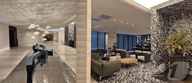 강남구 논현동 하이엔드 아파트, '브라이튼 N40'. 호텔 로비를 연상하게 하는 커뮤니티 로비에서는 비서 서비스를 제공한다. 2024.7.16/뉴스1 ⓒ News1 조유리 기자