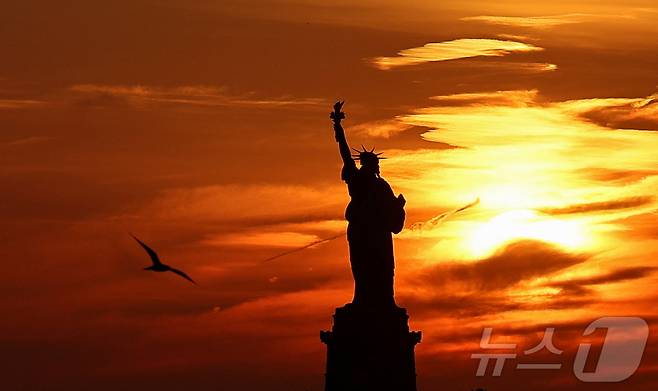 지난달 16일(현지시간) 미국 뉴욕 맨해튼의 명물 '자유의 여신상(Statue of Liberty)'이 일몰로 붉게 노을이 진 모습<자료사진>. 2024.06.16. ⓒ 로이터=뉴스1 ⓒ News1 김성식 기자