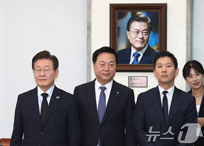 이재명(왼쪽부터), 김두관, 김지수 더불어민주당 당대표 후보가 15일 오전 서울 여의도 국회에서 열린 제1회 전국당원대회 후보자 공명선거실천 서약식에 참석해 나란히 서 있다. 2024.7.15/뉴스1 ⓒ News1 이광호 기자