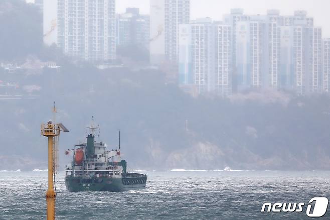 정부가 유엔 안전보장이사회 대북제제 결의 위반 행위 연루가 의심되는 무국적 선박을 최근 영해에서 나포한 것으로 알려진 가운데 3일 부산 서구 암남공원 앞바다 묘박지에 대북제재 위반 행위에 연루된 것으로 의심받는 3000톤급 화물선 'DEYI'호가 정박해 있다. 2024.4.3/뉴스1 ⓒ News1 윤일지 기자