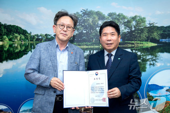 이원복(왼쪽) 국민건강보험공단 인재개발원장이 김창규 제천시장에게 보건복지부 장관 표창을 전달하고 있다.(제천시 제공)2024.7.18/뉴스1