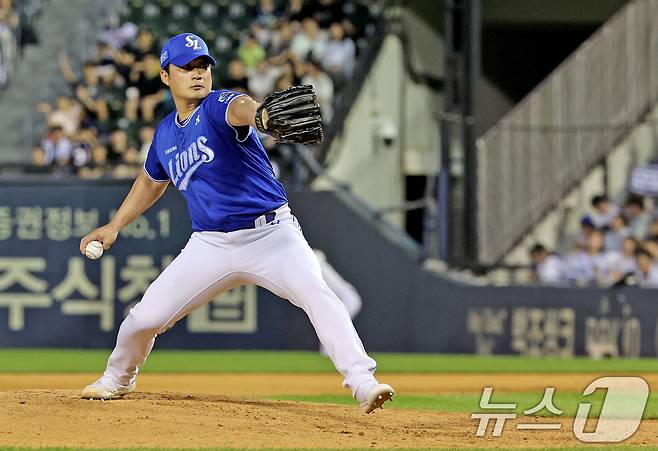 14일 오후 서울 송파구 잠실야구장에서 열린 프로야구 ' 2024 신한은행 SOL뱅크 KBO리그' 삼성 라이온즈와 두산 베어스의 경기, 9회말 삼성 오승환이 등판해 역투하고 있다. 2024.7.14/뉴스1 ⓒ News1 장수영 기자