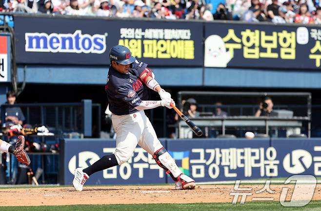 19일 오후 서울 송파구 잠실야구장에서 열린 프로야구 '2024 신한 SOL 뱅크 KBO리그' 롯데 자이언츠와 두산 베어스의 경기, 5회초 2사 2루 롯데 유강남이 적시타를 날리고 있다. 2024.5.19/뉴스1 ⓒ News1 박지혜 기자